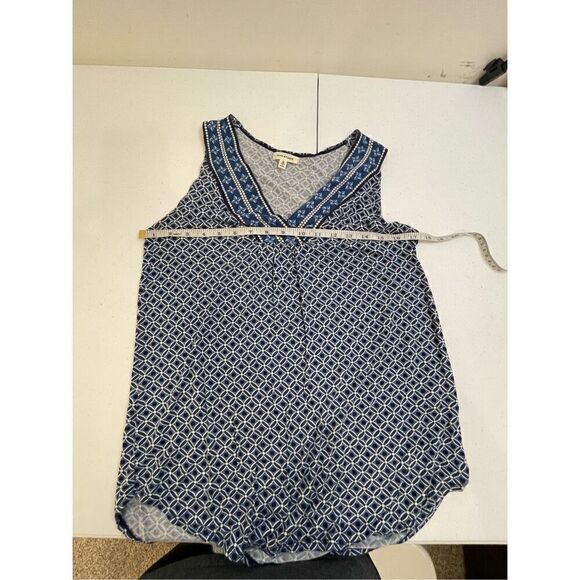 Max Studio medium sleeveless blue white geo shapes tank - Picture 3 of 7